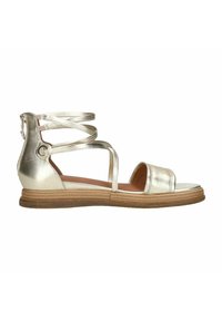Metallische gouden sandalen met een vlakke houten zool, voorzien van strappy details en een verstelbare achterkant, die een slank, open teen ontwerp benadrukken.