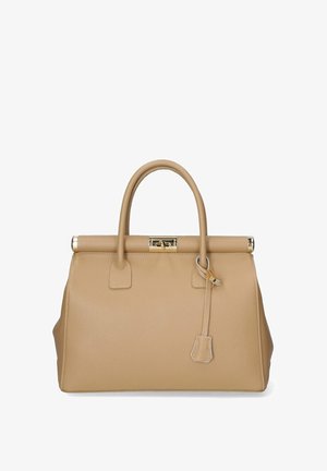 Beige nahkakäsilaukku, jossa on jämäkkä muotoilu, yläkahvat, lukko ja hienovaraiset ompeluyksityiskohdat. Koristeltu pienellä tarralla.