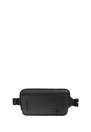 Schwarze rechteckige Bauchtasche mit verstellbarem Riemen, Frontreißverschlusstasche und einem kleinen Logo-Patch unten rechts.
