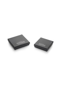 Dos cajas de joyería de cartón negro con superficies lisas, con el texto "TRUE REBELS!" en una fuente plateada en la tapa.