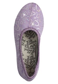 Lila Ballerina mit einem gemusterten Design aus Herzen, Funkeln und Glitter. Verfügt über eine strukturierte Innensohle mit einem Markenlogo. Abgerundete Zehe.