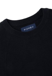 Pull en tricot bleu marine avec un col rond, des poignets côtelés et un motif de texture subtil. Comprend une étiquette avec le nom de la marque "PIOMBO".
