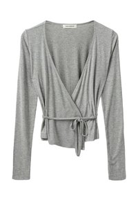 Grauer langärmeliger Wickeloberteil aus weichem, geripptem Material mit V-Ausschnitt und verstellbarem Bindeband in der Taille, verfügt über ein dezentes, lässiges Design.