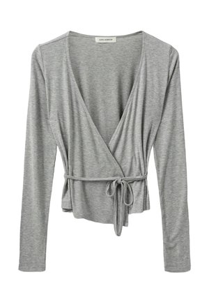 Top envolvente de manga larga gris en una suave textura de canalé, con escote en V y cinta ajustable en la cintura, presentando un diseño sutil y relajado.