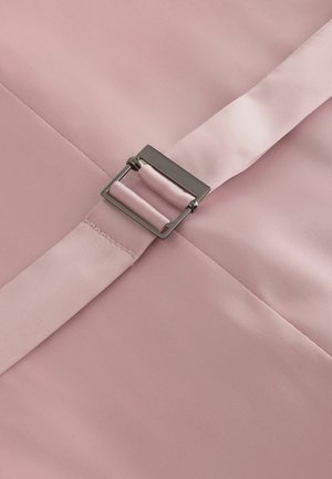 Lyserød satin stof med en glat tekstur, der har en sølvmetal spænde på en matchende rem. Designet er slankt og enkelt.