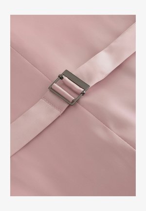 Rosa Satin-Stoff mit glatter Textur, versehen mit einer silbernen Metallschnalle an einem passenden Riemen. Das Design ist elegant und schlicht.