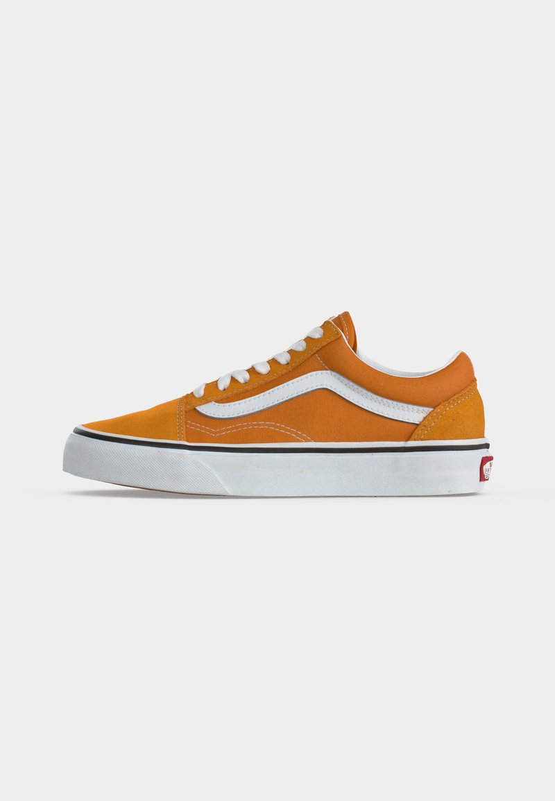 Zapatilla baja de lona naranja con raya lateral blanca, cordones blancos y suela gruesa blanca de goma sobre fondo liso.