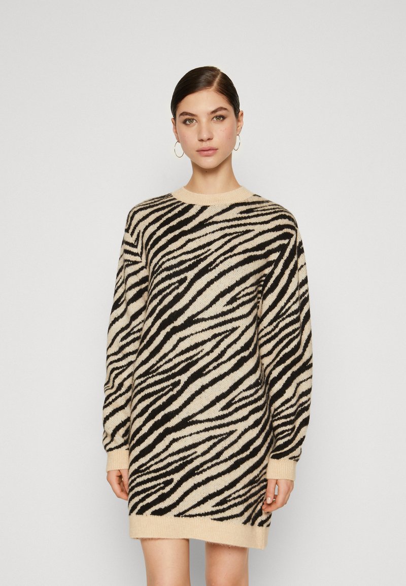 JDY JDYOLLI JACQUARD DRESS - Robe pull - tapioca/black