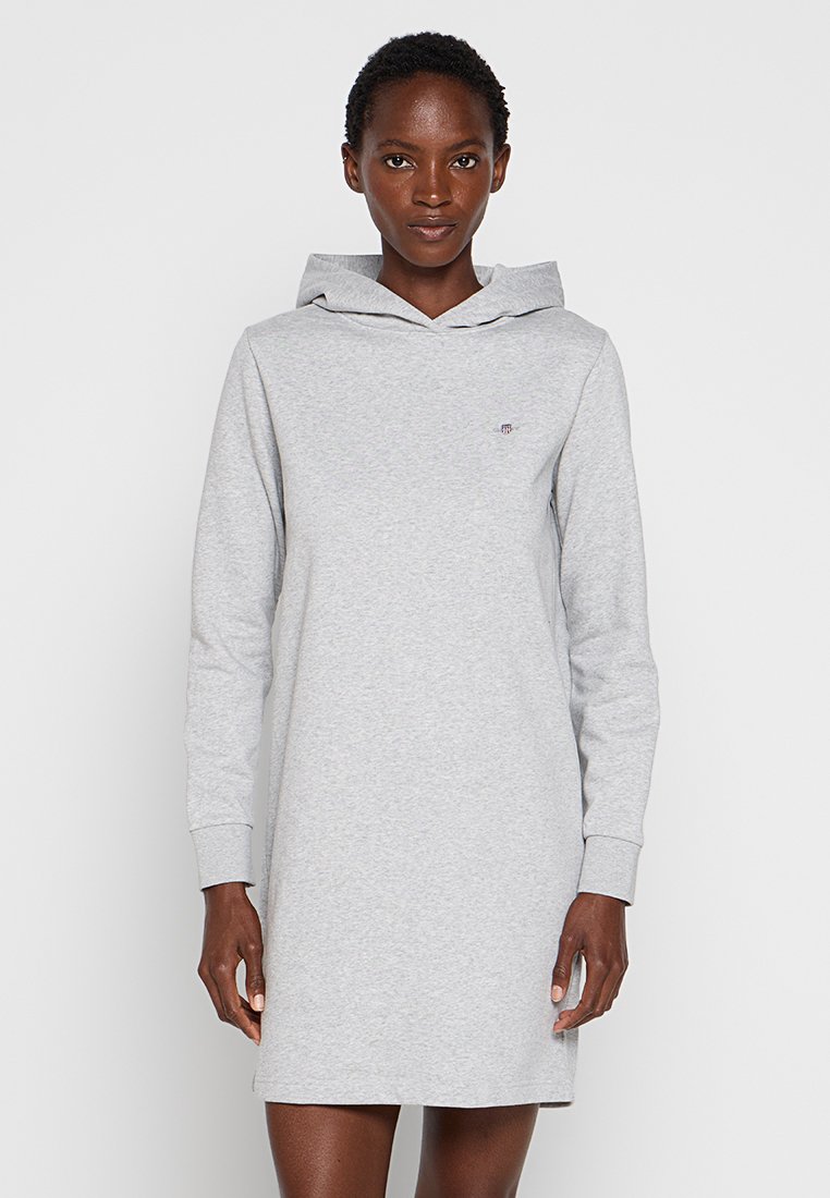 Vestido de sudadera de algodón gris con mangas largas, un bolsillo canguro y un pequeño logo en el pecho. Diseño clásico con un ajuste relajado.