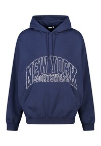 Marineblauer Hoodie mit einer Kängurutasche vorne, mit dem Schriftzug "NEW YORK SPORTSWEAR" in großen weißen Buchstaben auf der Brust.