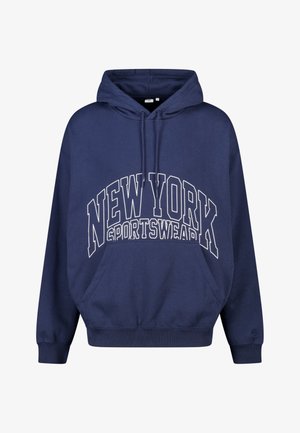 Marineblauer Hoodie mit einer Kängurutasche vorne, mit dem Schriftzug "NEW YORK SPORTSWEAR" in großen weißen Buchstaben auf der Brust.