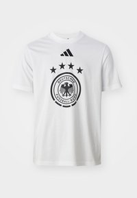 Hvit bomull t-skjorte med en svart sirkulær logo med "DEUTSCHER FUSSBALL-BUND," fem stjerner over, og tre svarte striper på kragen.