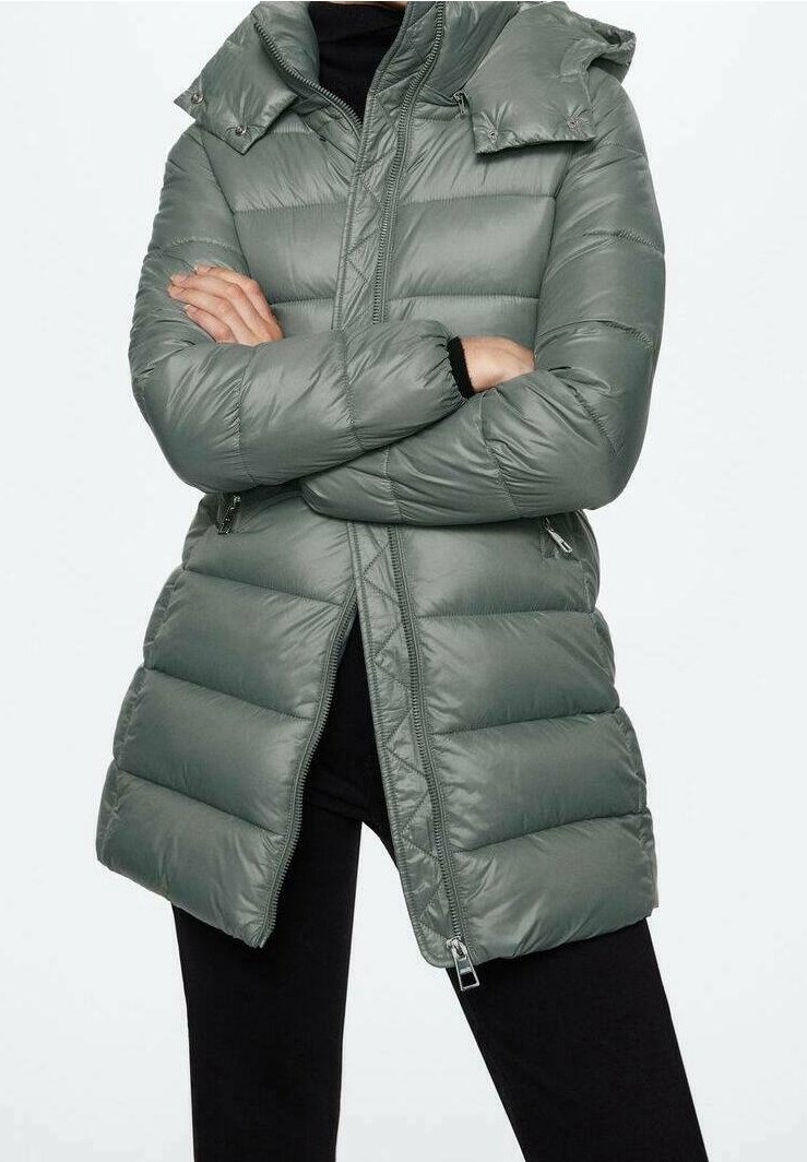 Hellgrüne Steppjacke mit horizontalen Nähten, Reißverschluss, verstellbarer Kapuze und Seitentaschen. Das Material wirkt glatt und glänzend.
