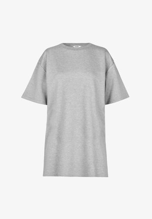 Szara, oversize koszulka wykonana z miękkiej mieszanki bawełny, z okrągłym dekoltem i krótkimi rękawami, o gładkiej fakturze i bez widocznych wzorów.