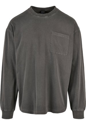 Camiseta de manga larga de color gris oscuro con cuello redondo, un bolsillo en el pecho y puños acanalados, hecha de suave tejido de algodón.