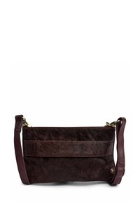Brūns ādas crossbody soma ar teksturētu kažokādas paneļu, plakanu dizainu, magnētisku aizdari un regulējamu siksnu. Akcentēta ar zeltījuma detaļām.