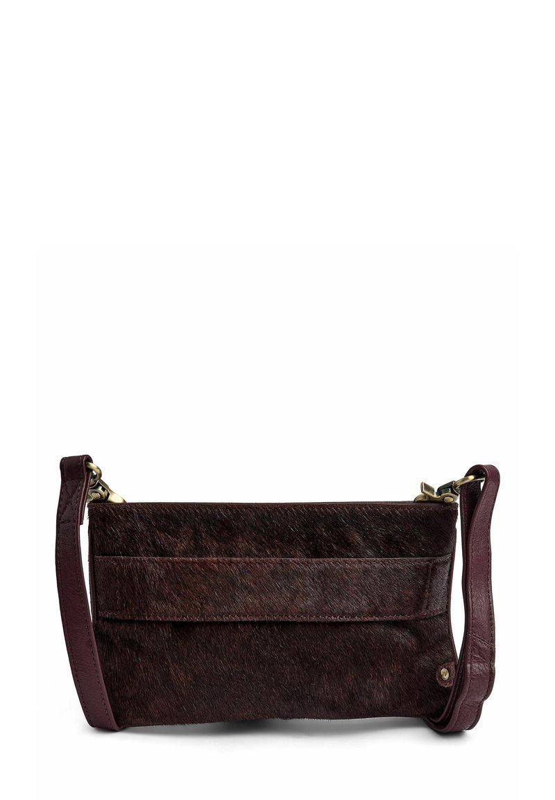 Brūns ādas crossbody soma ar teksturētu kažokādas paneļu, plakanu dizainu, magnētisku aizdari un regulējamu siksnu. Akcentēta ar zeltījuma detaļām.