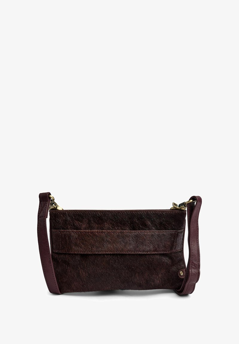 Brūns ādas crossbody soma ar teksturētu kažokādas paneļu, plakanu dizainu, magnētisku aizdari un regulējamu siksnu. Akcentēta ar zeltījuma detaļām.