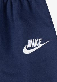 Σορτς από ναυτικό ύφασμα με ελαστική μέση. Διαθέτουν λευκό κεντημένο λογότυπο Nike στο κάτω δεξί μέρος.