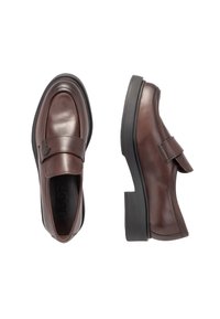 Hnědé kožené mokasíny s elegantním designem, zdobené páskem přes nárt, gumovou podrážkou a jemným logem na boku.