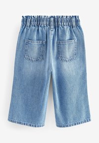 Shorts en denim bleu avec une taille élastique, dotés de deux poches arrière et d'un design à jambes droites. Texture lisse avec une finition délavée.