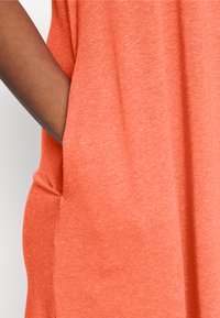 Vero Moda Petite VMJUNE KNEE DRESS - Vestido de dia - spicy orange