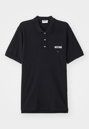 Svart piké t-shirt i bomull med klassisk krage, tre knappar och en vit Moschino-logotyp på vänster bröstområde.