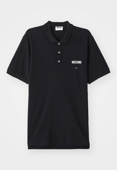Črna polo majica iz bombaža, s klasičnim ovratnikom, tremi gumbi in belim logotipom Moschino na levem prsnem delu.
