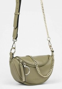 Borsa a tracolla verde in pelle con forma curva, accentuata da una catena argentata e scomparto principale con zip. Presenta una tracolla removibile e un portachiavi.