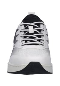 Białe buty sportowe z czarnymi akcentami, teksturowana cholewka, sznurowadła i nieznacznie podniesiona podeszwa. Zawierają wyraźne paski po bokach i detale z logo.