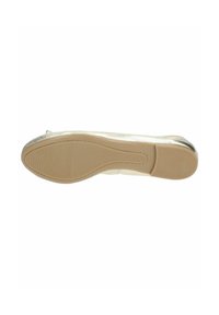 Chaussures plates avec un dessus en métal argenté et une semelle en caoutchouc beige lisse dotée de rainures pour une meilleure adhérence. Doublure délicate le long du bord.