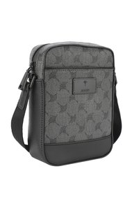 Borsa a tracolla grigia con tessuto testurizzato e base in pelle nera lucida. Presenta una placca con il marchio e una tracolla regolabile. Design con motivo decorato.