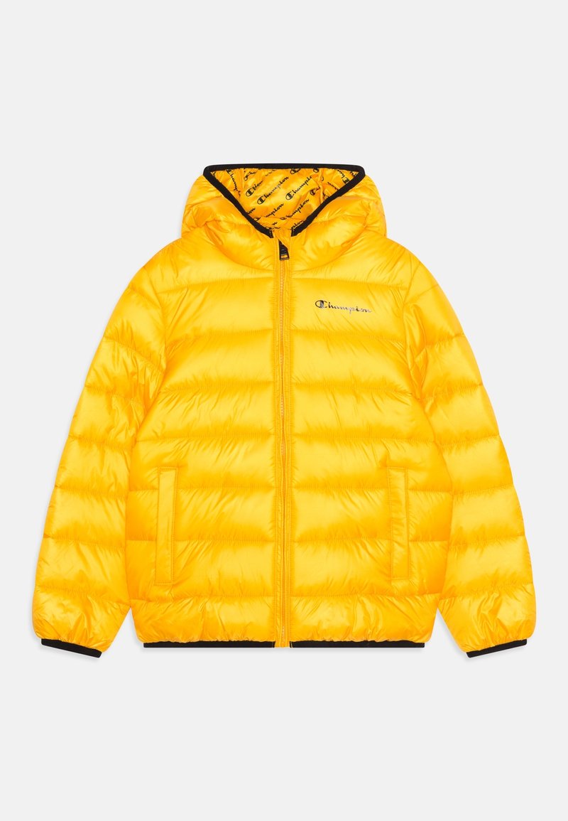 Chaqueta acolchada amarilla con capucha, que cuenta con un cierre de cremallera en la parte delantera, dos bolsillos laterales y acentos negros en los puños y el dobladillo. Forro interior con marca.