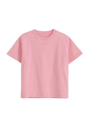 Różowy T-shirt z krótkim rękawem i okrągłym dekoltem, z małym wytłoczonym logo umieszczonym poniżej linii szyi, przedstawiony na białym tle.