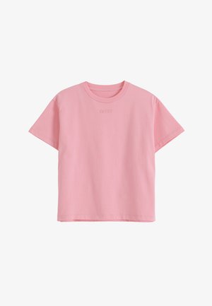 T-shirt rosa a maniche corte con scollo rotondo e piccolo logo in rilievo centrato sotto il collo, mostrata su sfondo bianco.