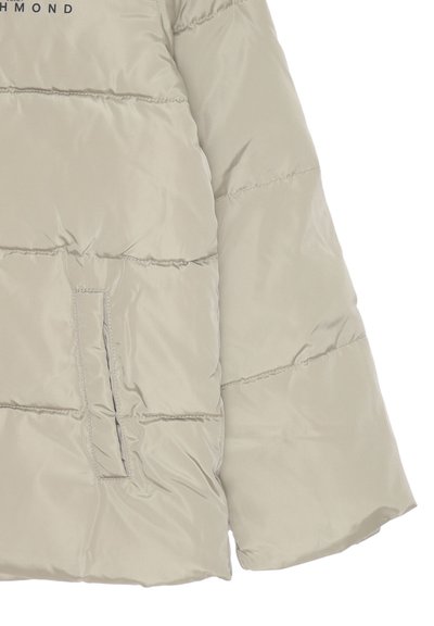 Giubbotto puffer beige chiaro con sezioni trapuntate orizzontali, tasca laterale e una texture liscia e lucida. Nome del marchio stampato sul petto.