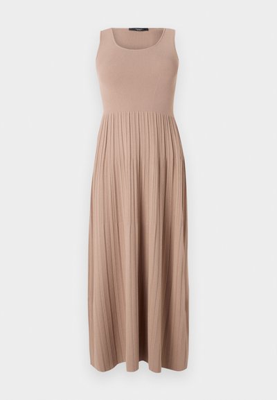 Maxime dress in pehmeast ribatud kangast, tan värvus. Omab hästi istuvat rinnaosa, millel on ümmargune kaelus ja voolav, volditud seelik. Lihtne disain.