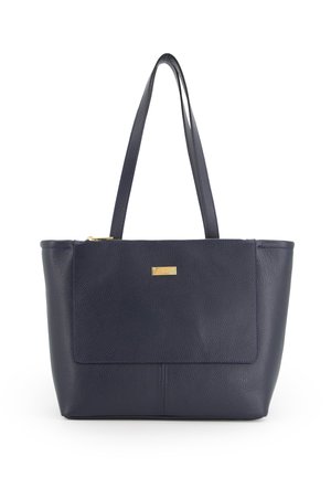 Sac fourre-tout en cuir bleu marine avec deux longues poignées, un dessus zippé et une plaque logo métallique. Texture lisse avec une forme structurée et des détails de couture.