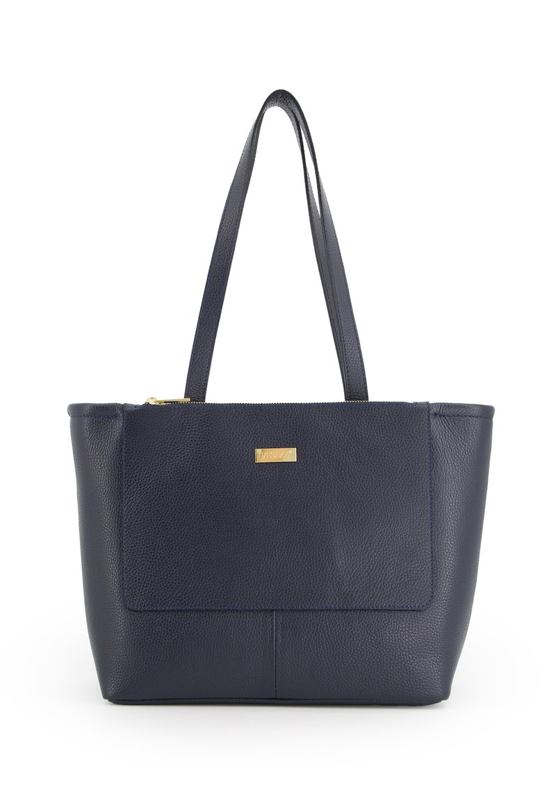 Navy leren tote bag met twee lange handvaten, een rits bovenkant en een metalen logo plaat. Gladde structuur met een gestructureerde vorm en naaddetails.
