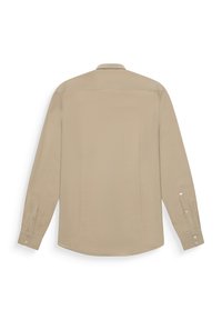Camisa de manga larga beige con una textura suave, puños abotonados y un cuello clásico. Presenta líneas verticales sutiles y un dobladillo curvado.