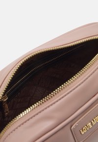 Love Moschino Taška s příčným popruhem - pink