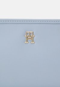 Tommy Hilfiger MONOTYPE CROSSOVER - Cross body bag - breezy blue