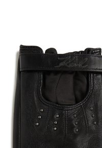 Melnas ādas cimdi ar atvērtu pirkstu dizainu, piedāvā tekstūru virsmu, spīdīgus uzdēkļus un zīmola jostu pār plaukstu.