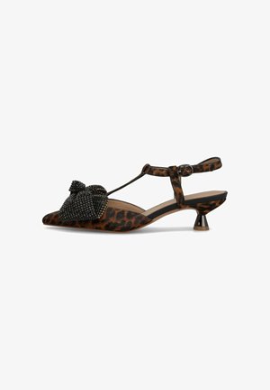 Chaussure slingback à imprimé léopard avec une sangle en T, un nœud en perles noires orné, et un petit talon évasé avec finition métallisée.