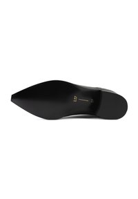 Zapato de tacón alto negro con punta afilada y un diseño elegante. Parte superior de cuero suave y suela negra resistente. Presenta marcas de talla en el interior.