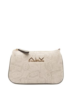 Bustina cosmetica color crema con motivo di timbri del passaporto, logo dorato e texture soffice. Presenta chiusura con zip e forma arrotondata.