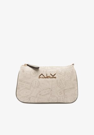 Bustina cosmetica color crema con motivo di timbri del passaporto, logo dorato e texture soffice. Presenta chiusura con zip e forma arrotondata.