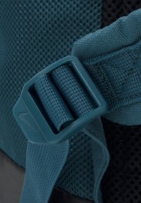Nike Performance 24L UNISEX - Mochila - ash green/black/mint foam