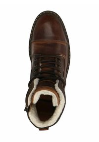 Stivale alla caviglia in pelle marrone con una finitura tessurizzata, foderato in morbido bianco e con robusti lacci neri. Presenta una cucitura lungo la suola.