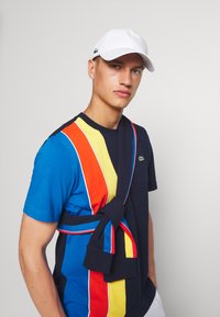 Lacoste Sport - TENNIS UNISEX - Naģene - white Miniatūras attēls 1